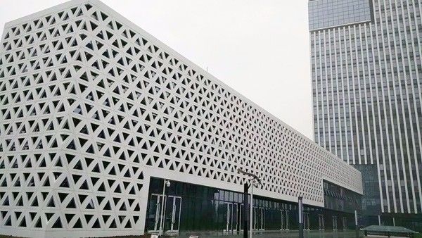 佛山沖孔鋁單板門頭應用