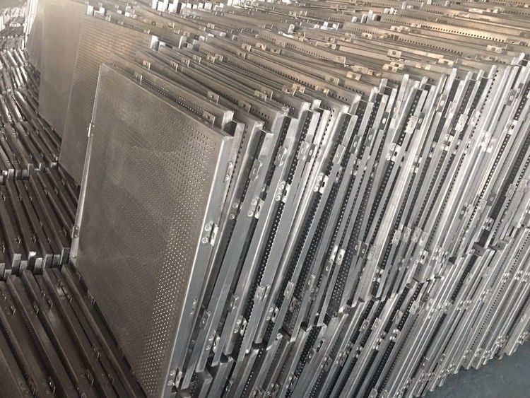 沖孔鋁單板批量生產中