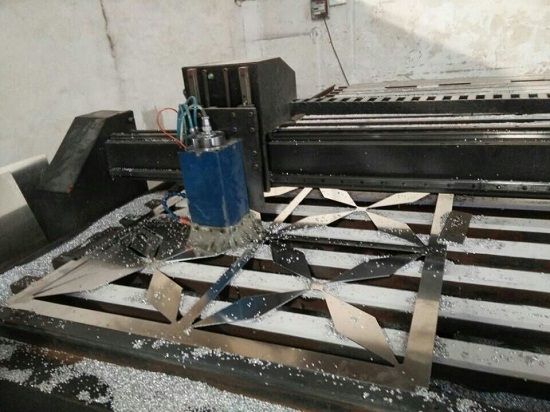 雕花外墻鋁單板車間生產(chǎn)現(xiàn)場