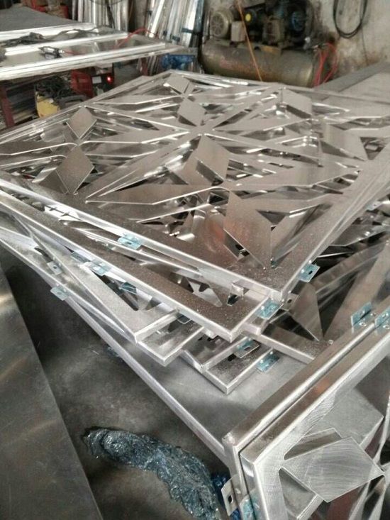 雕花外墻鋁單板車間生產(chǎn)現(xiàn)場